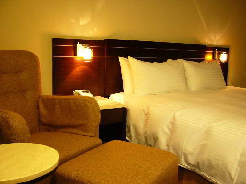 Young Soarlan Hotel - Tainan Eksteriør billede