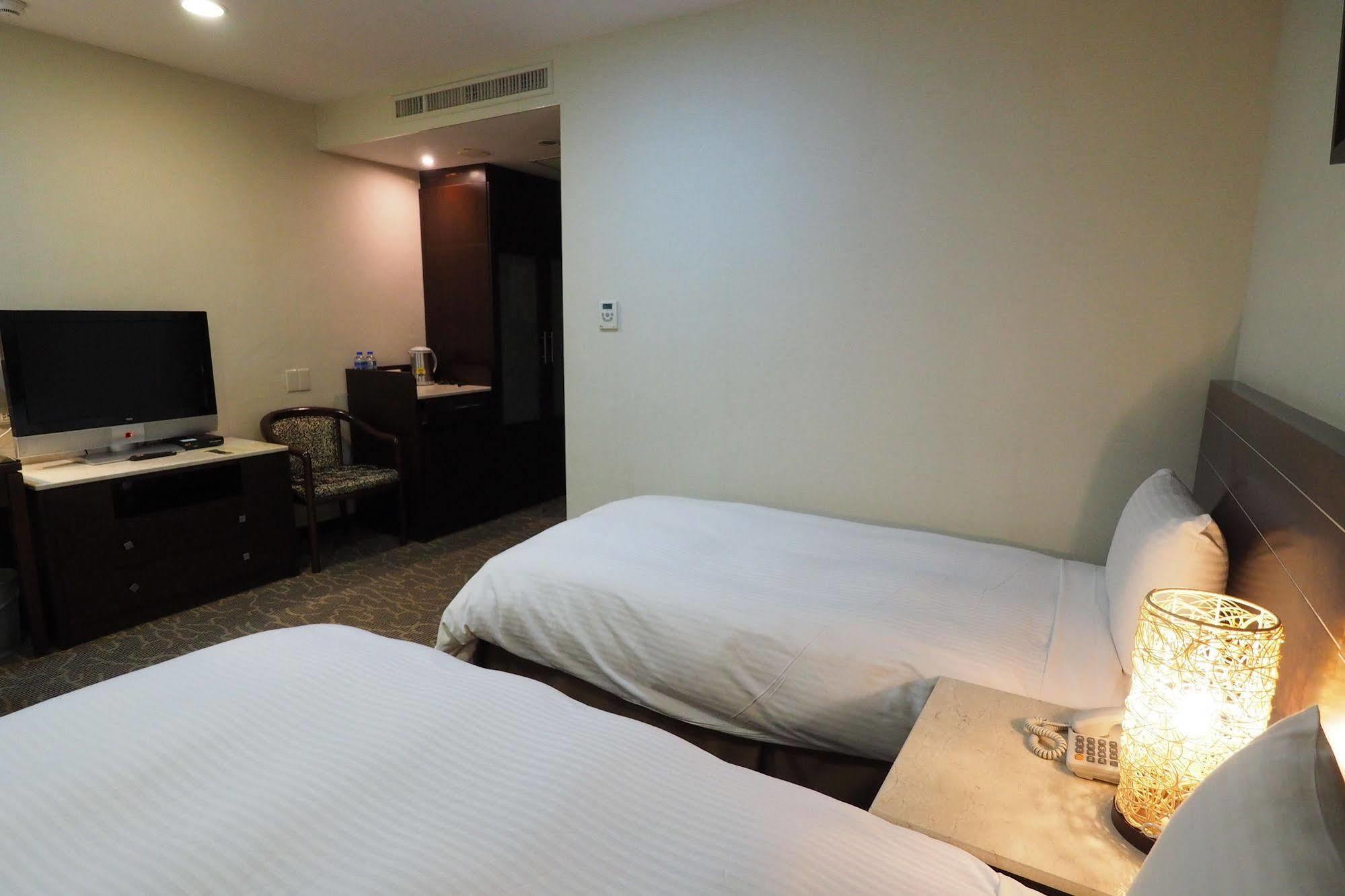 Young Soarlan Hotel - Tainan Eksteriør billede