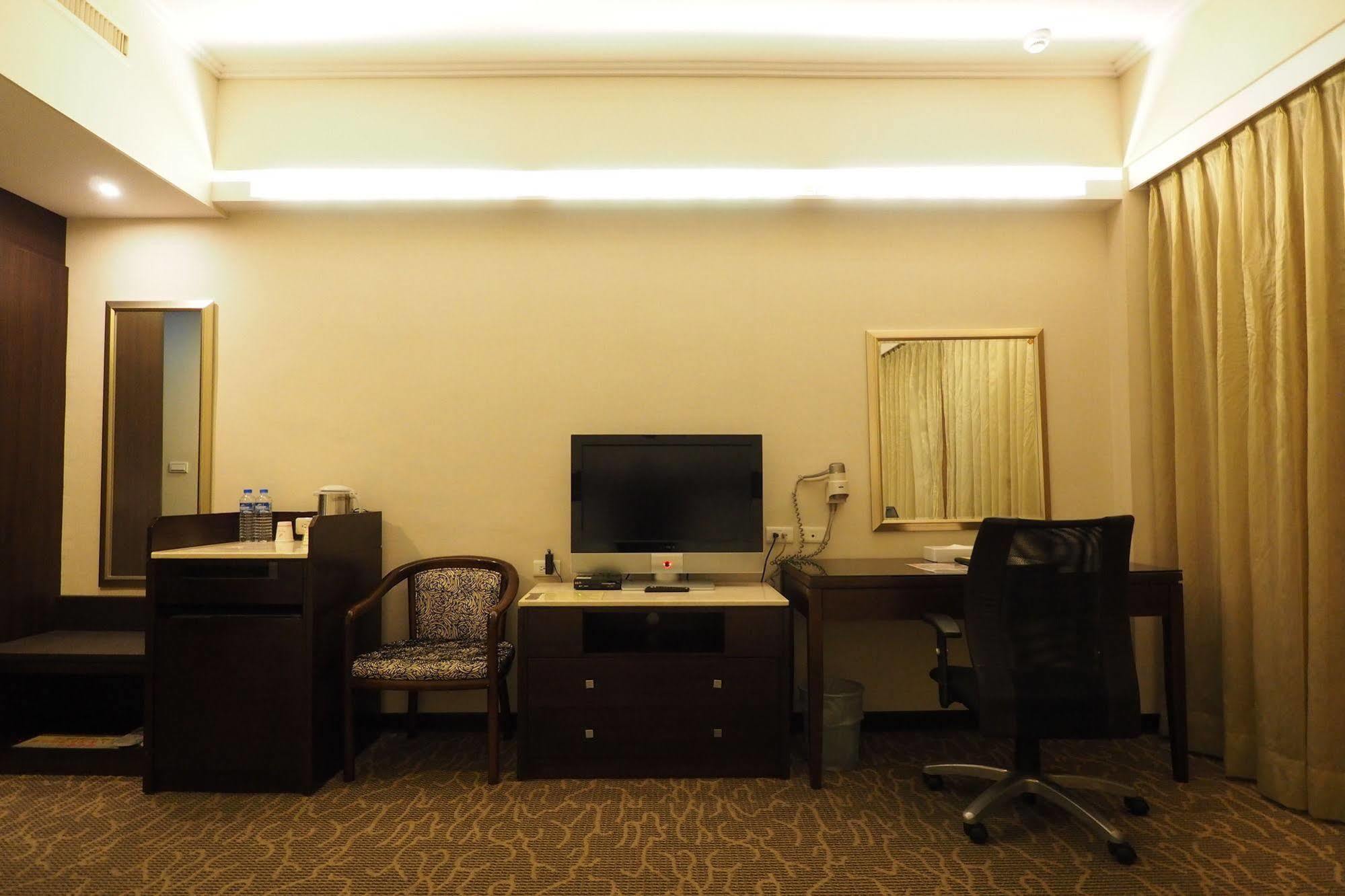 Young Soarlan Hotel - Tainan Eksteriør billede