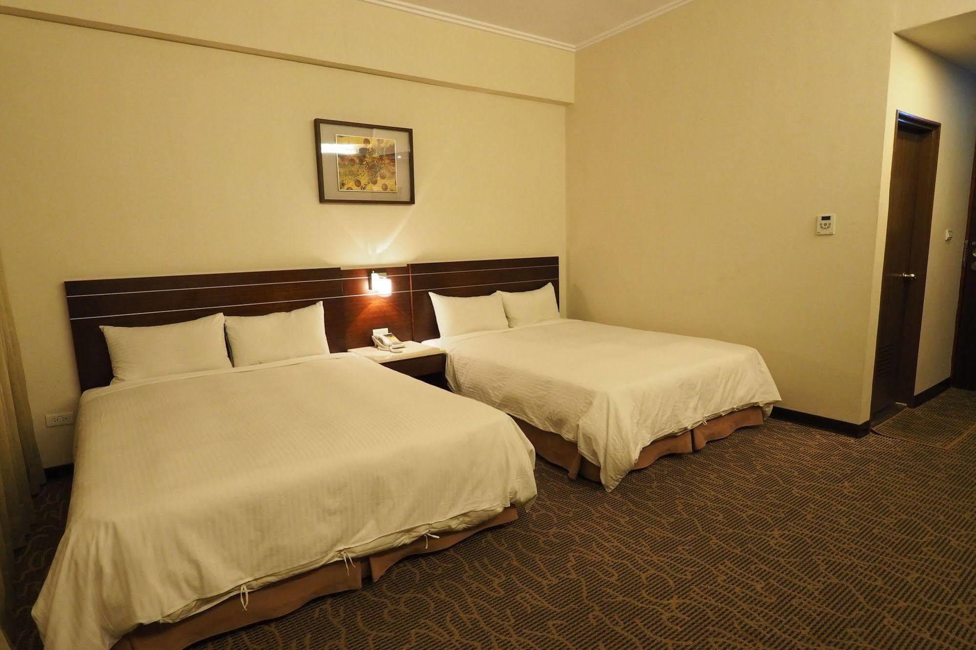 Young Soarlan Hotel - Tainan Eksteriør billede